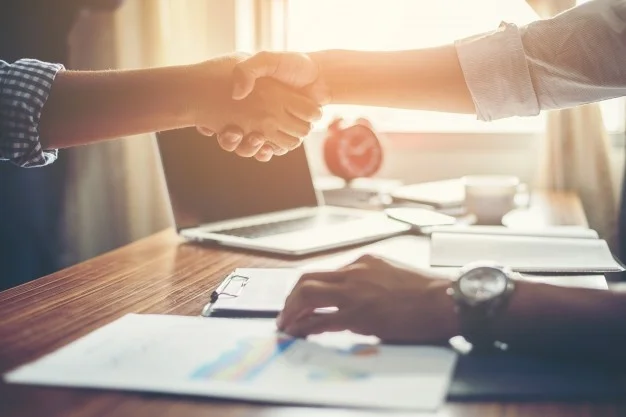 executivos-do-aperto-de-mao-negocio-saudacao-no-trabalho_1150-645